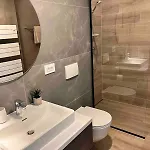 Quiet Deluxe Coresi - Free Parking Apartament